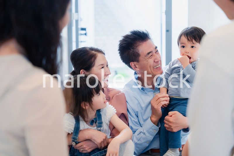 孫たちの家を訪問する祖父母