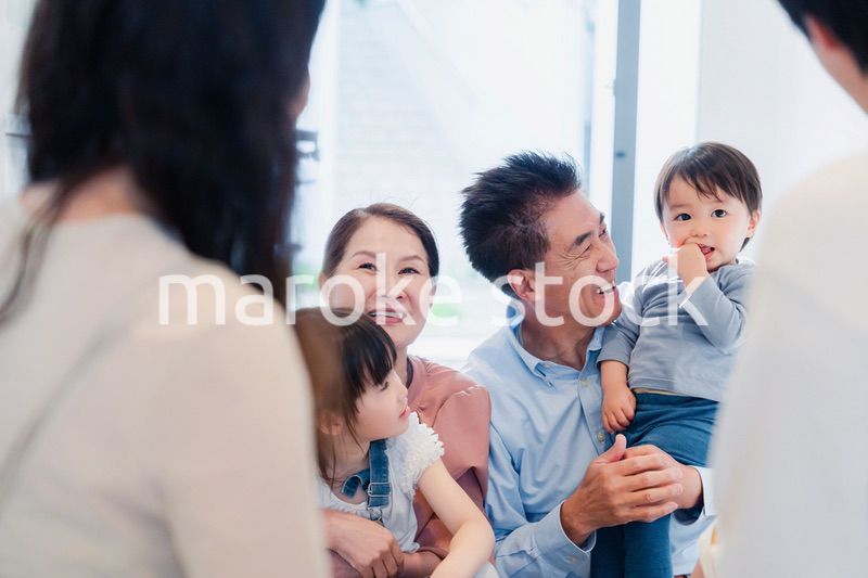 孫たちの家を訪問する祖父母