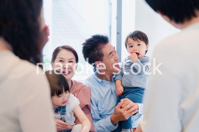 孫たちの家を訪問する祖父母