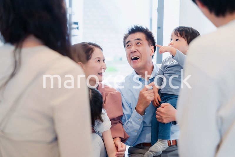 孫たちの家を訪問する祖父母