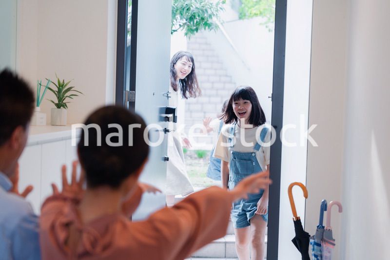 祖父母の家に遊びに来た家族