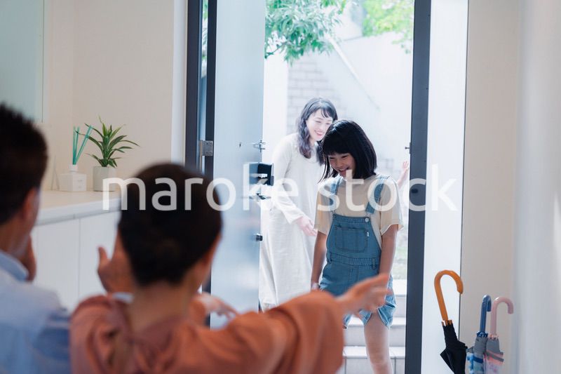 祖父母の家に遊びに来た家族