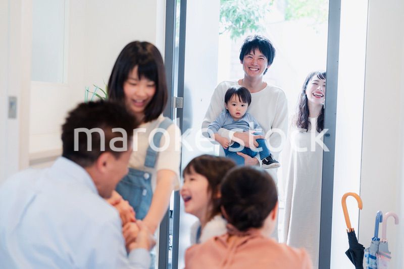 祖父母の家に遊びに来た家族