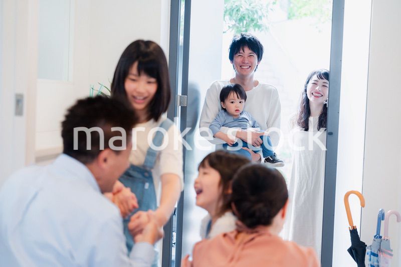 祖父母の家に遊びに来た家族