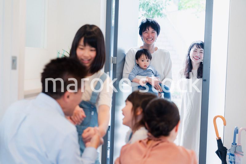 祖父母の家に遊びに来た家族