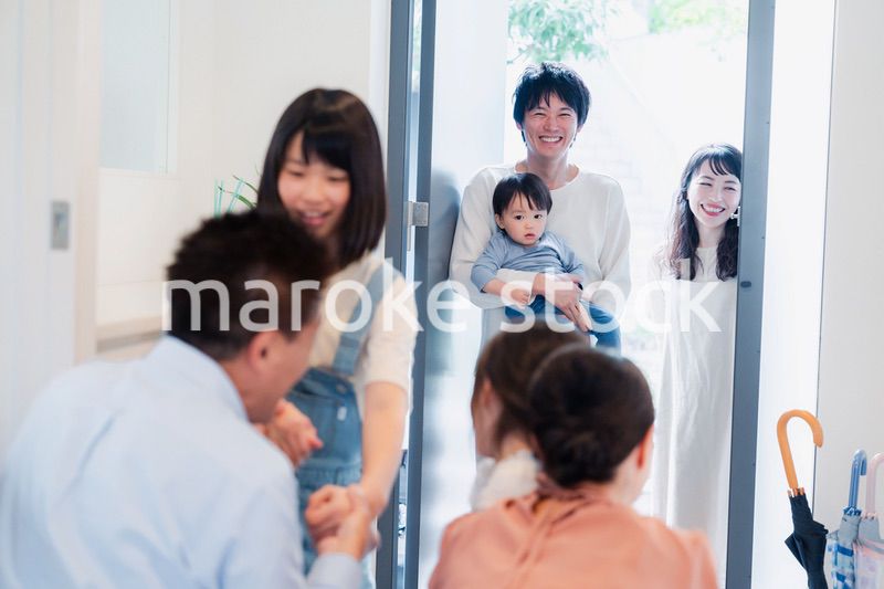 祖父母の家に遊びに来た家族