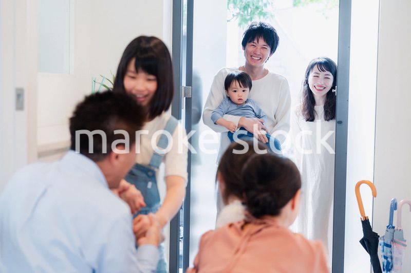 祖父母の家に遊びに来た家族