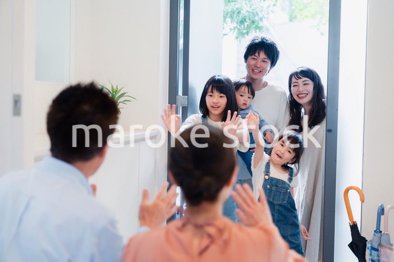 祖父母の家に遊びに来た家族