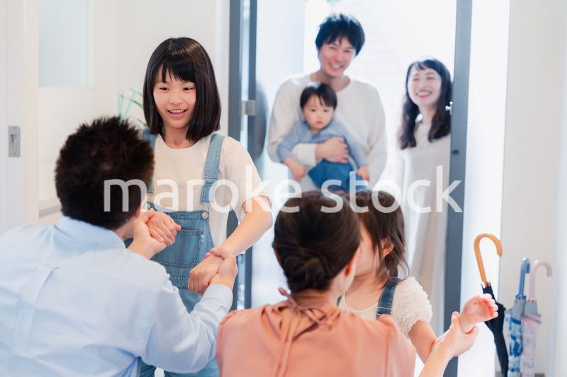 祖父母の家に遊びに来た家族