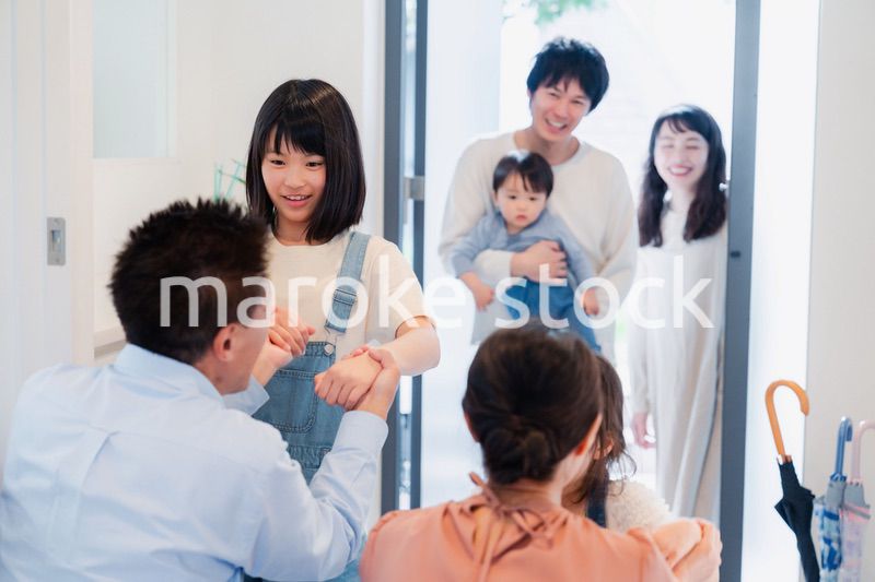 祖父母の家に遊びに来た家族