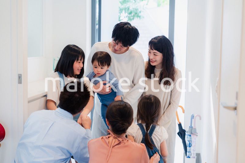 祖父母の家に遊びに来た家族