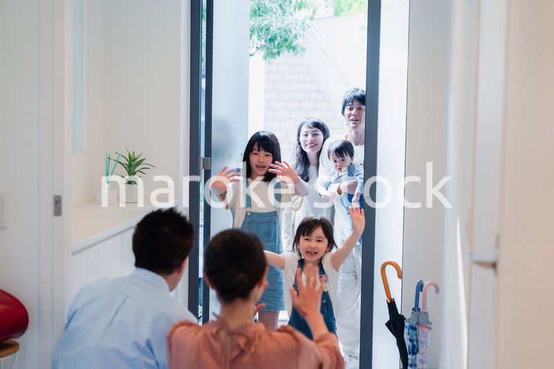 祖父母の家に遊びに来た家族