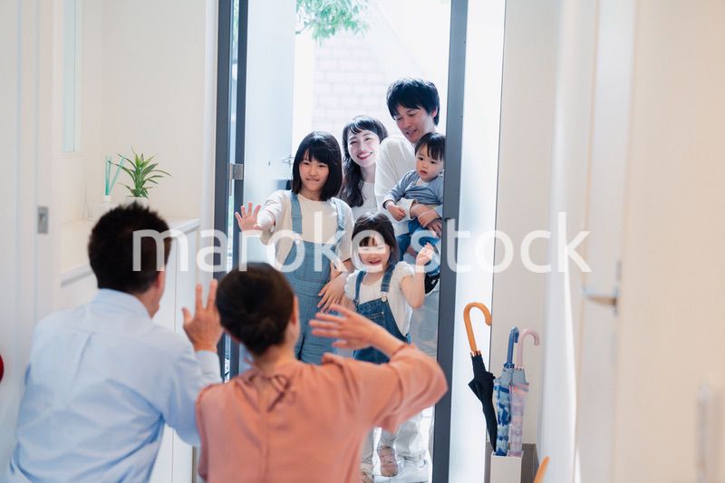 祖父母の家に遊びに来た家族