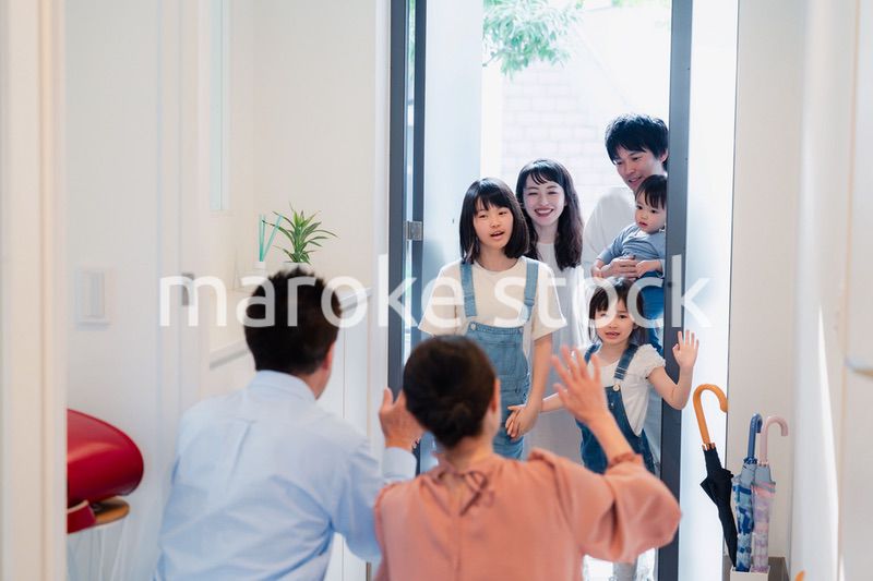 祖父母の家に遊びに来た家族