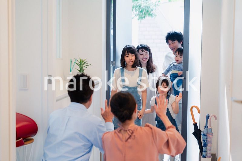 祖父母の家に遊びに来た家族