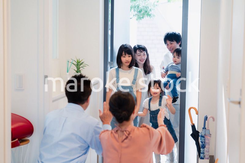 祖父母の家に遊びに来た家族