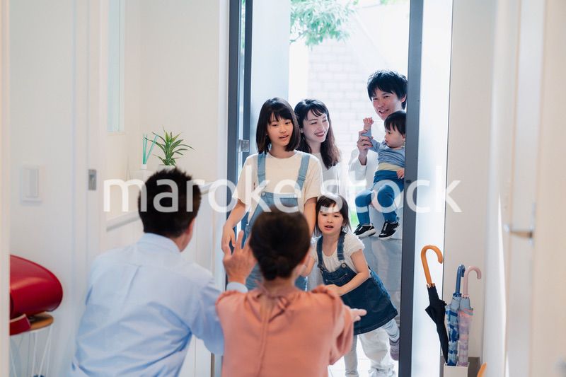 祖父母の家に遊びに来た家族