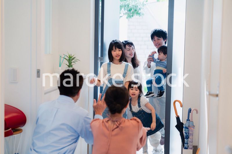 祖父母の家に遊びに来た家族