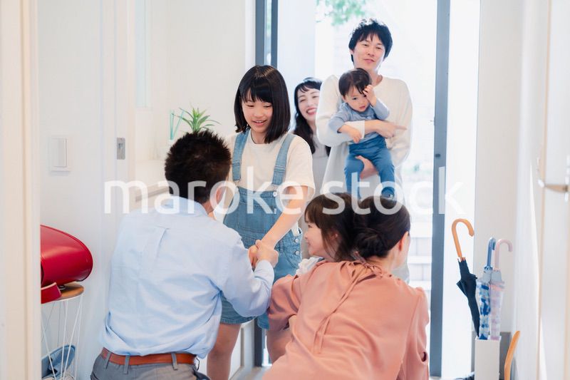 祖父母の家に遊びに来た家族