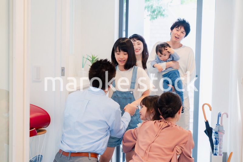 祖父母の家に遊びに来た家族