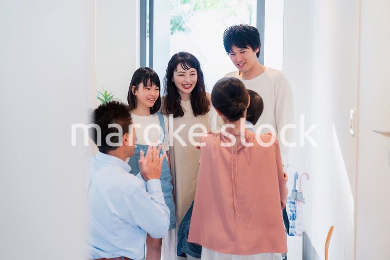 祖父母の家に遊びに来た家族