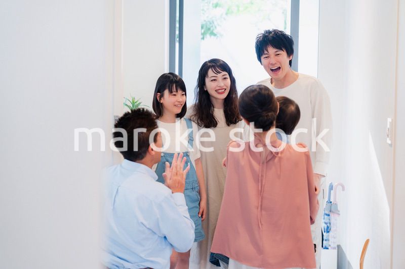 祖父母の家に遊びに来た家族