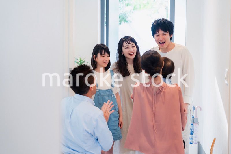 祖父母の家に遊びに来た家族