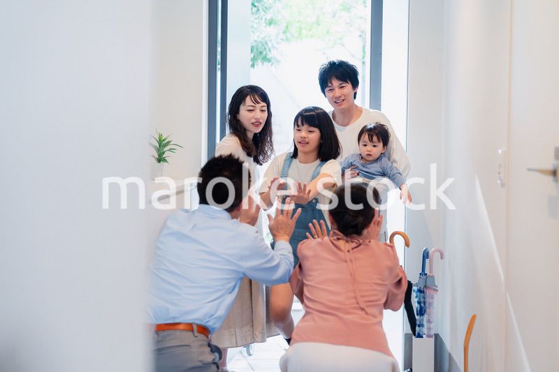 祖父母の家に遊びに来た家族