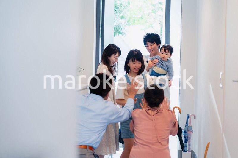 祖父母の家に遊びに来た家族