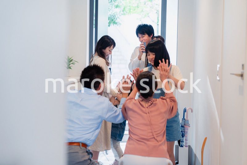 祖父母の家に遊びに来た家族