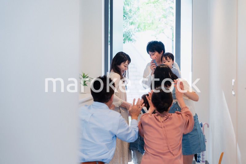 祖父母の家に遊びに来た家族