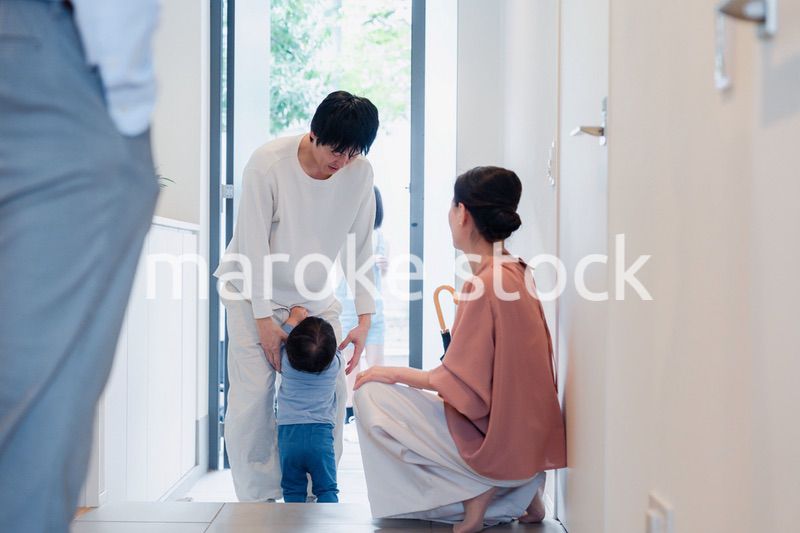 ふるさとに孫を連れて訪れるパパ