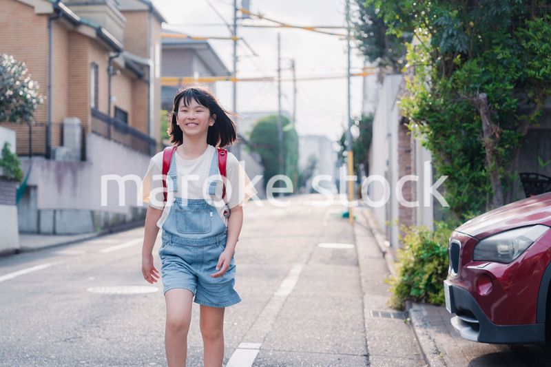 ランドセルで下校をする小学生の女の子