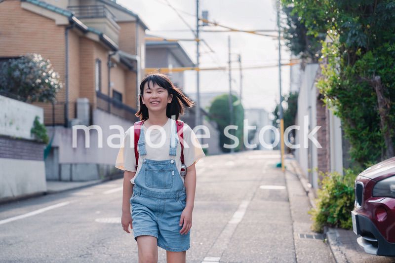 ランドセルで下校をする小学生の女の子