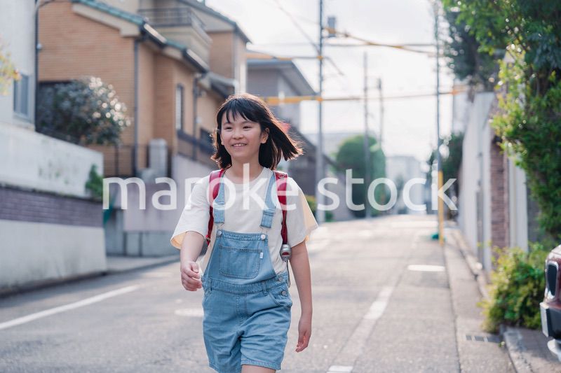 ランドセルで下校をする小学生の女の子