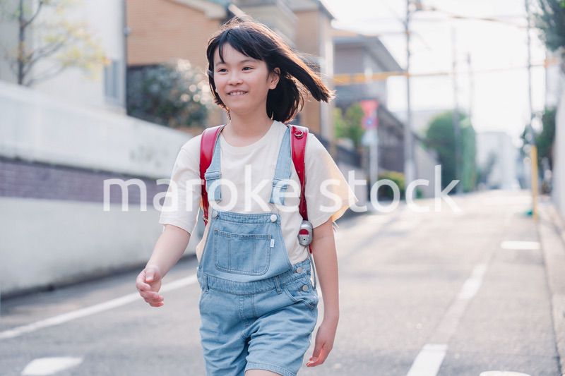 ランドセルで下校をする小学生の女の子
