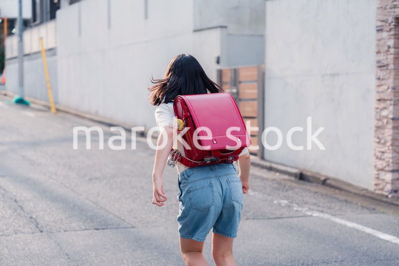 ランドセルで下校をする小学生の女の子