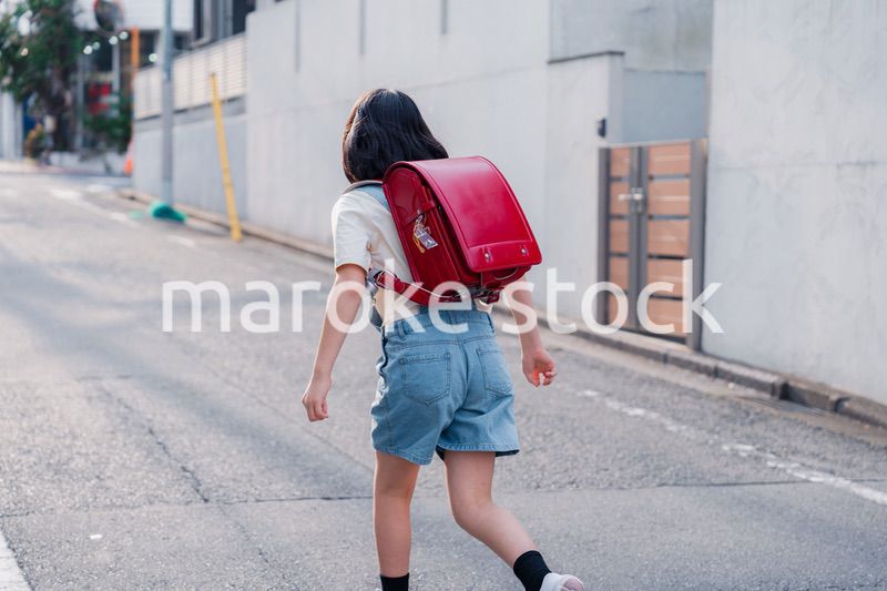 ランドセルで下校をする小学生の女の子
