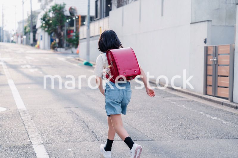 ランドセルで下校をする小学生の女の子