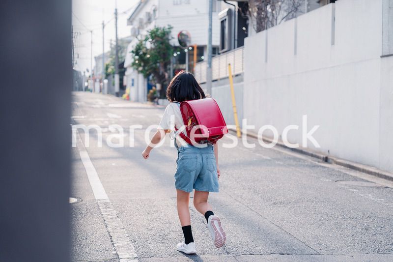 ランドセルで下校をする小学生の女の子