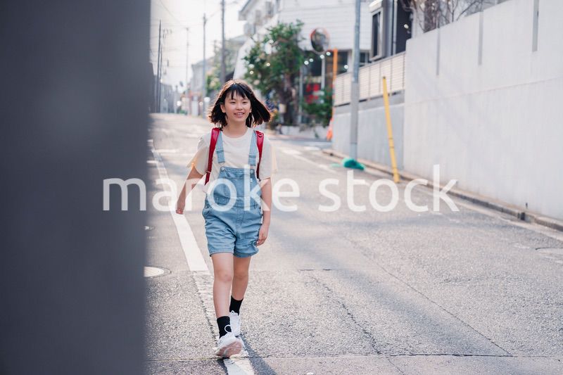 ランドセルで下校をする小学生の女の子
