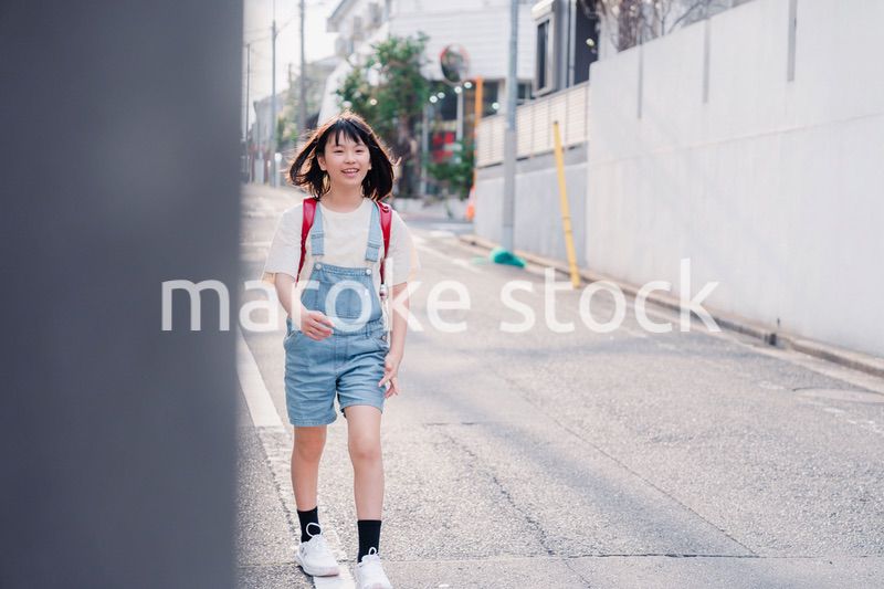 ランドセルで下校をする小学生の女の子