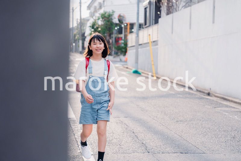 ランドセルで下校をする小学生の女の子