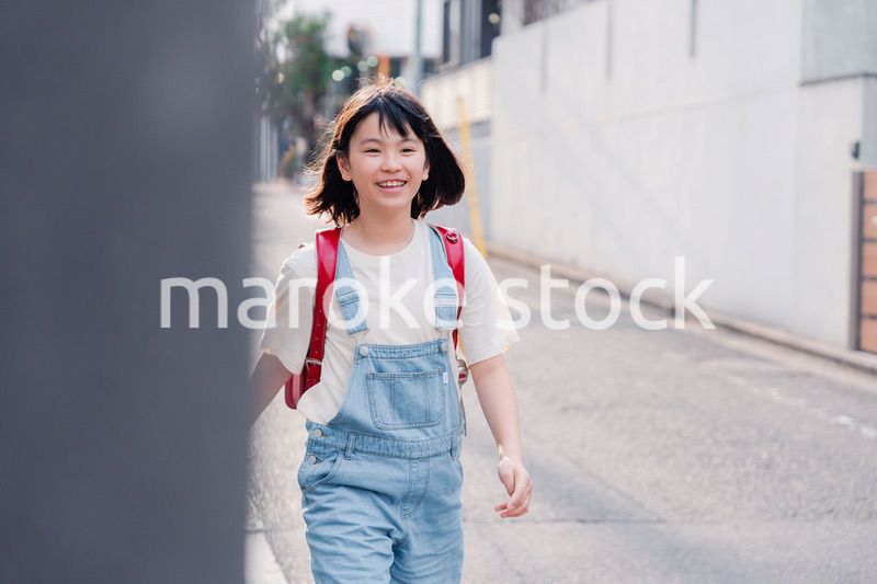 ランドセルで下校をする小学生の女の子