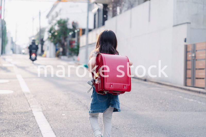 ランドセルを背負って通学をする小学生の女の子