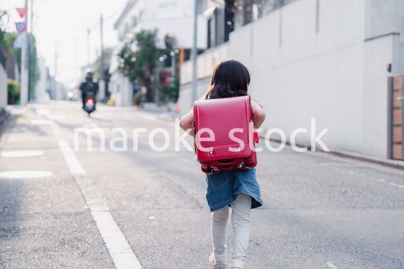 ランドセルを背負って通学をする小学生の女の子