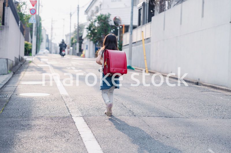 ランドセルを背負って通学をする小学生の女の子