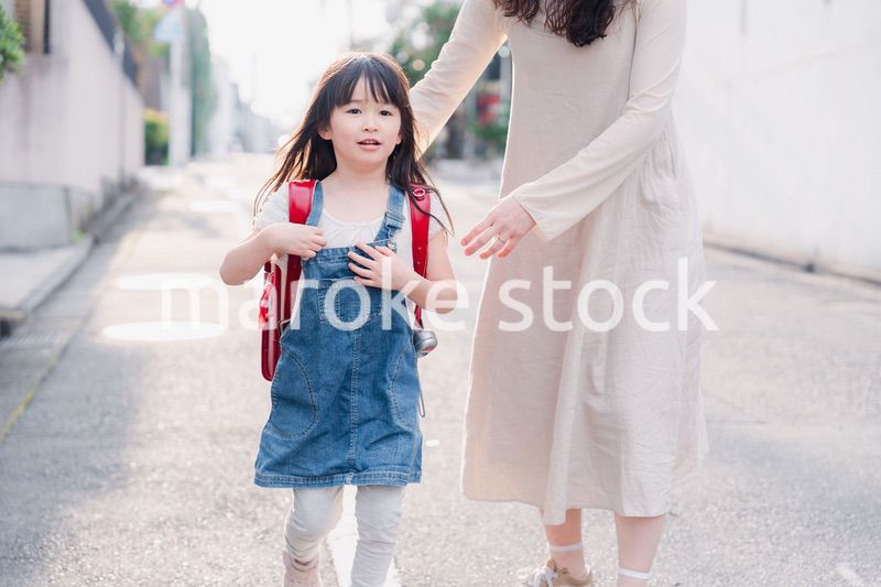 小学生の女の子のお迎えをするお母さん