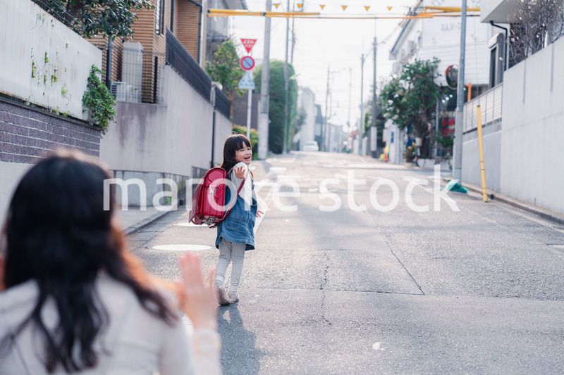 小学生を見送るお母さん
