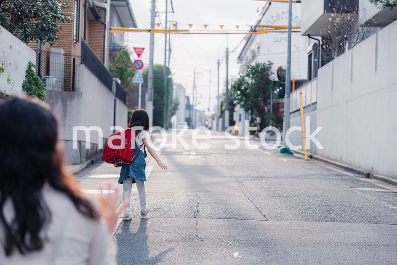 小学生を見送るお母さん
